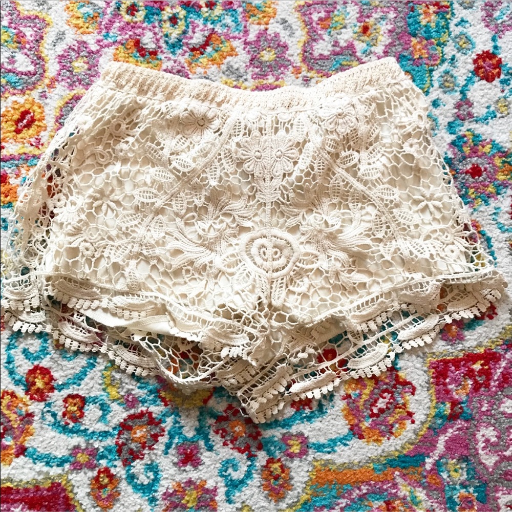 Cream floral lace floral shorts